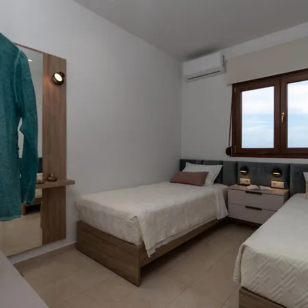 Evelyn Crete Villa Tsoútsouros